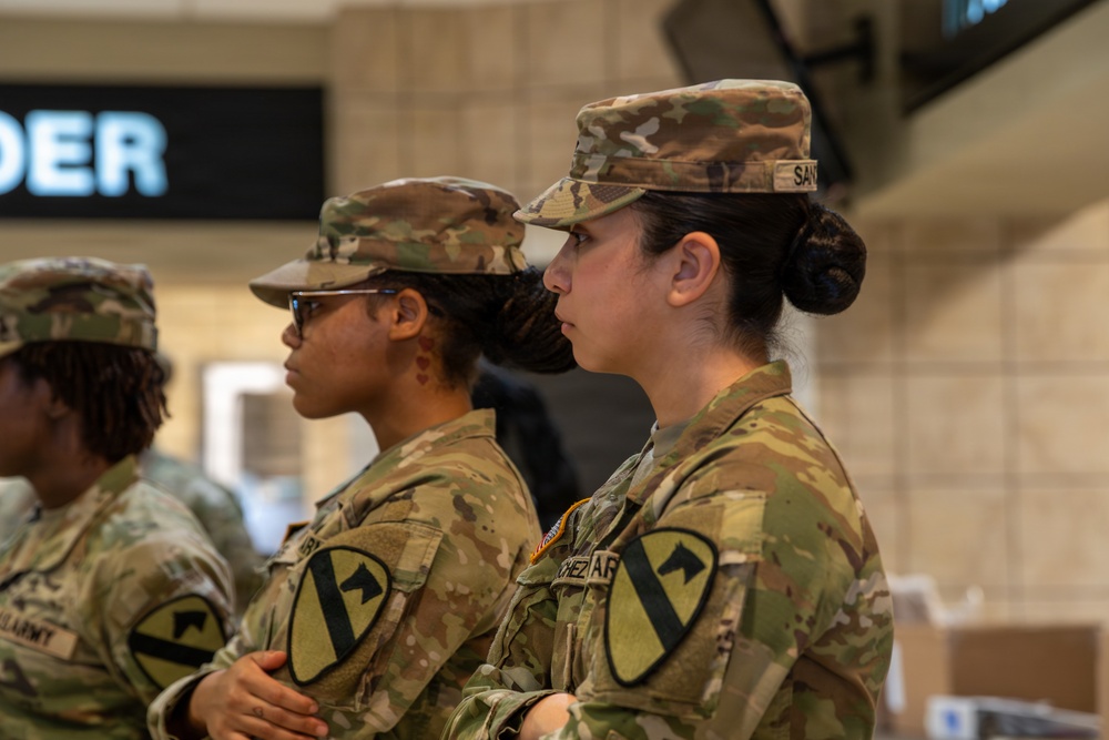 Chef Robert Irvine Reviews Dishes Prepared by 92G Soldiers