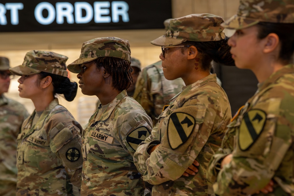 Chef Robert Irvine Reviews Dishes Prepared by 92G Soldiers