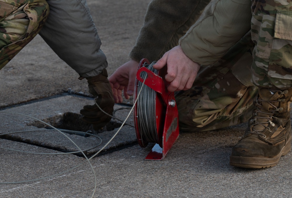 492nd, 493rd FGS Airmen cross-certify on opposing aircraft