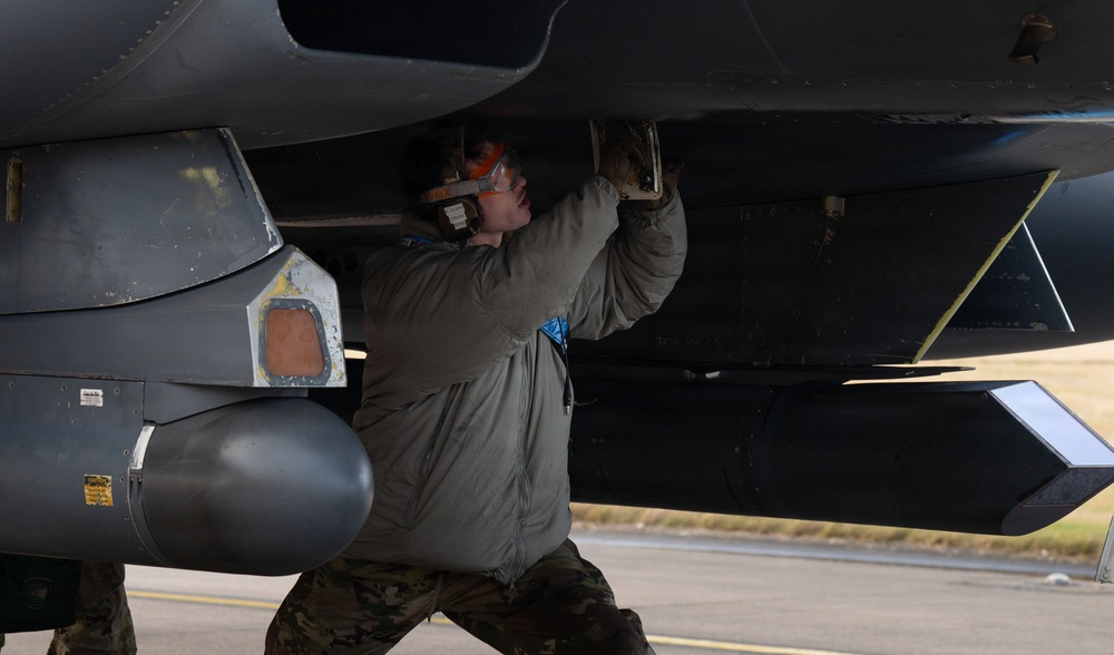 492nd, 493rd FGS Airmen cross-certify on opposing aircraft