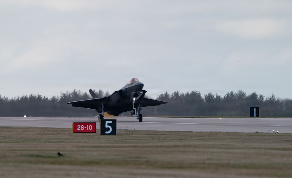 492nd, 493rd FGS Airmen cross-certify on opposing aircraft