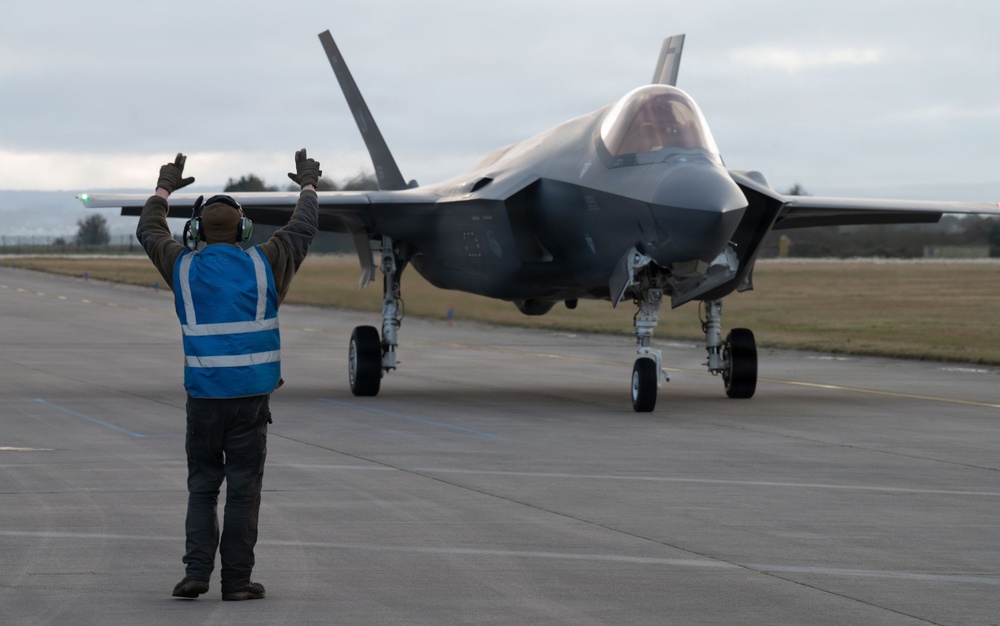 492nd, 493rd FGS Airmen cross-certify on opposing aircraft