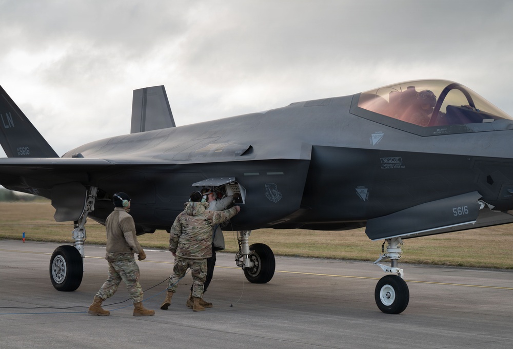 492nd, 493rd FGS Airmen cross-certify on opposing aircraft
