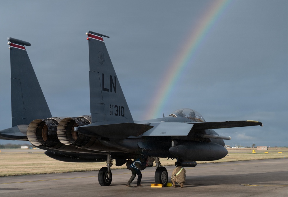 492nd, 493rd FGS Airmen cross-certify on opposing aircraft