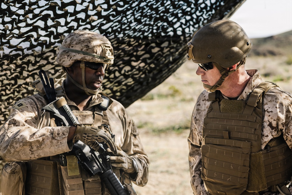 MARFORRES Commanding General observes 5/14 Q battery fire mission