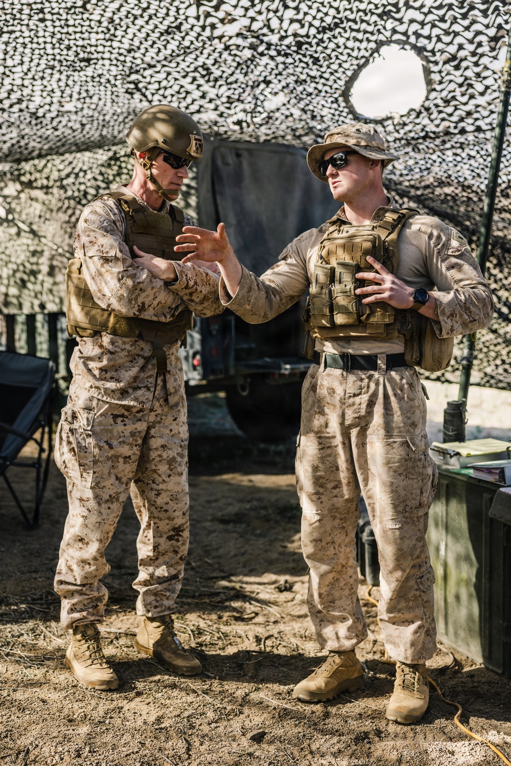 MARFORRES Commanding General observes 5/14 Q battery fire mission