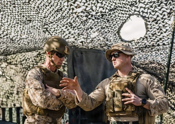 MARFORRES Commanding General observes 5/14 Q battery fire mission