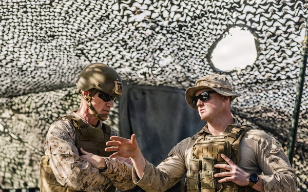 MARFORRES Commanding General observes 5/14 Q battery fire mission