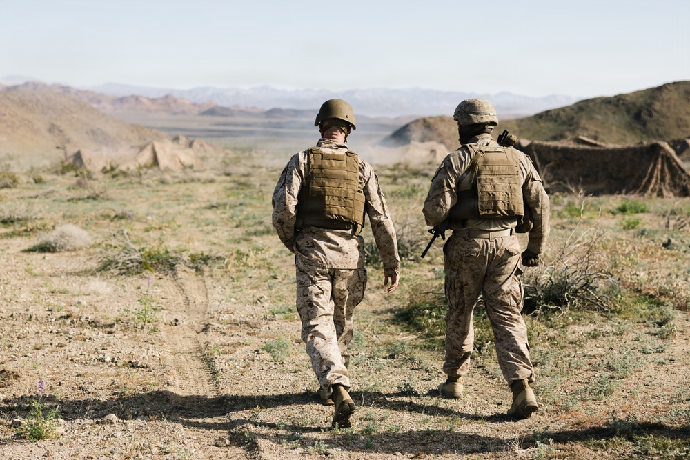 MARFORRES Commanding General observes 5/14 Q battery fire mission