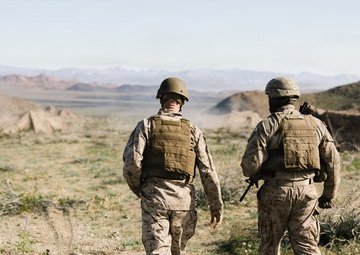 MARFORRES Commanding General observes 5/14 Q battery fire mission