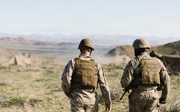 MARFORRES Commanding General observes 5/14 Q battery fire mission