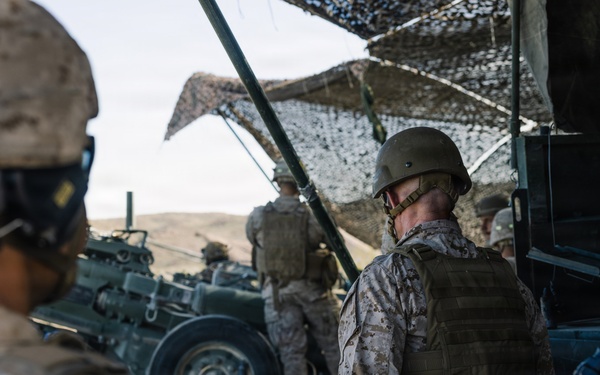 MARFORRES Commanding General observes 5/14 Q battery fire mission