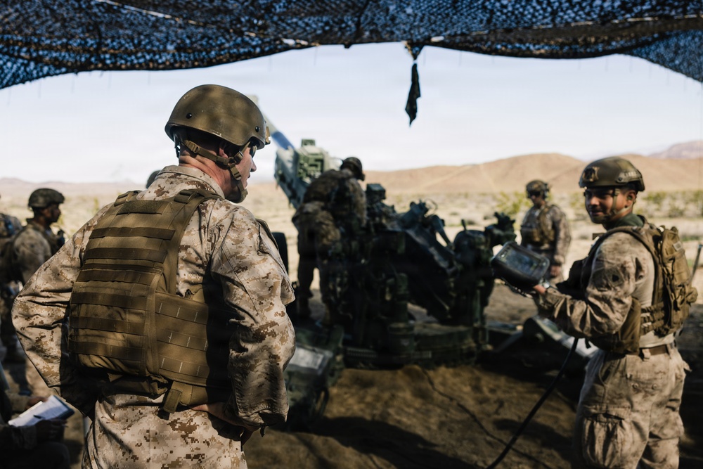 MARFORRES Commanding General observes 5/14 Q battery fire mission