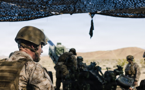 MARFORRES Commanding General observes 5/14 Q battery fire mission