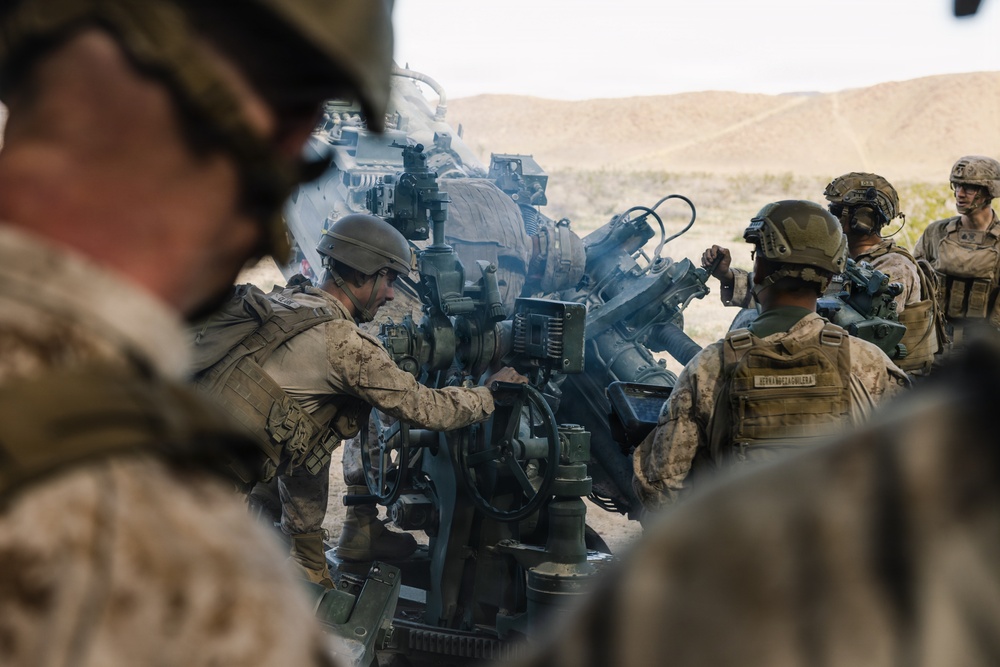 MARFORRES Commanding General observes 5/14 Q battery fire mission