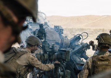 MARFORRES Commanding General observes 5/14 Q battery fire mission