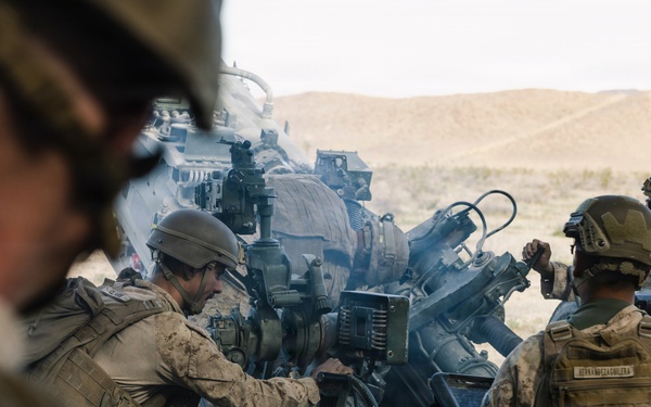 MARFORRES Commanding General observes 5/14 Q battery fire mission