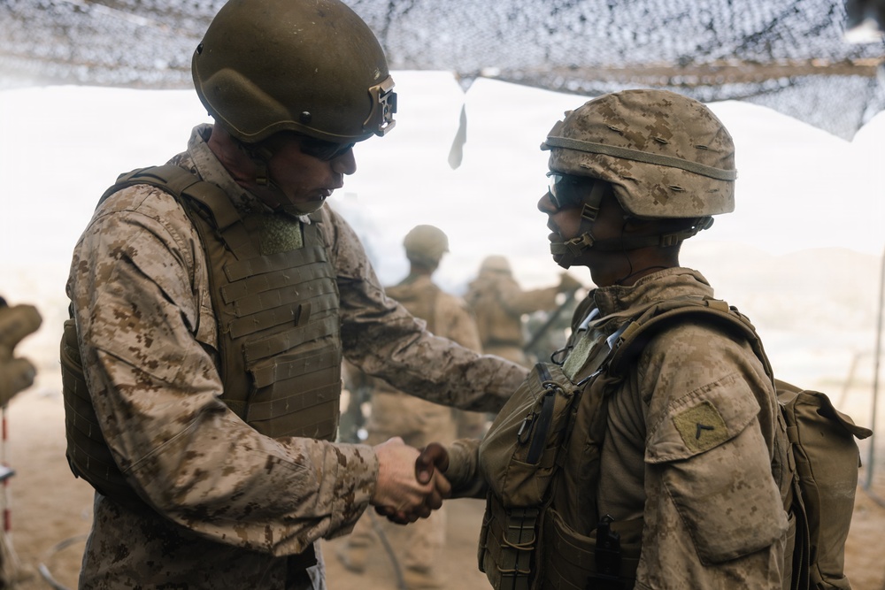 MARFORRES Commanding General observes 5/14 Q battery fire mission