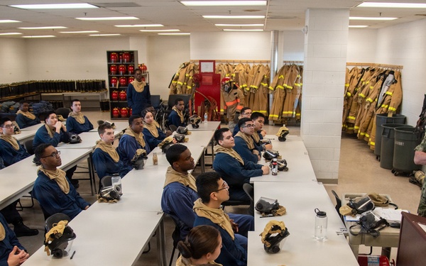 MCPON Perryman Visits SWESC Great Lakes