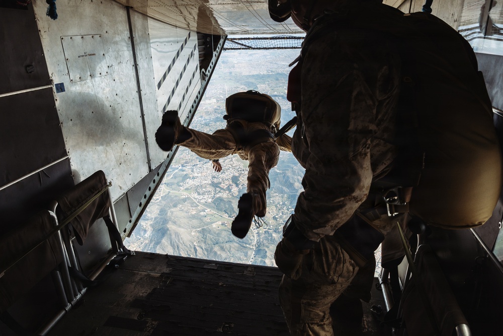11th MEU Maritime Raid Force Conducts Static Line and Military Free Fall Training