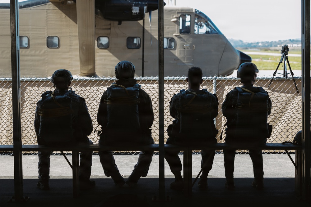 11th MEU Maritime Raid Force Conducts Static Line and Military Free Fall Training