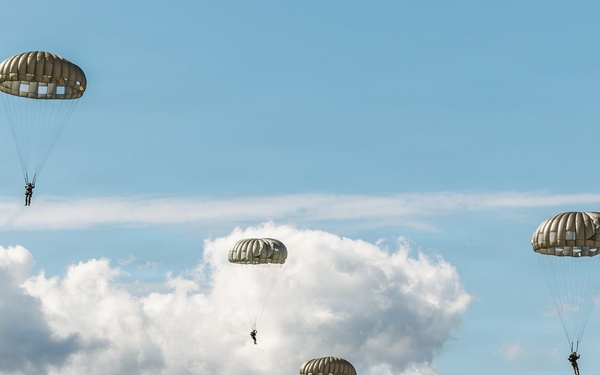 11th MEU Maritime Raid Force Conducts Static Line and Military Free Fall Training