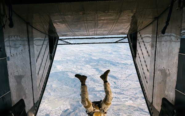 11th MEU Maritime Raid Force Conducts Static Line and Military Free Fall Training