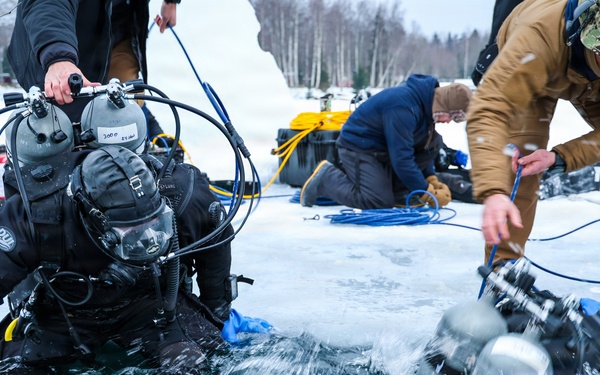 Ice Diving Exercise Strengthens Baltic Maritime Readiness