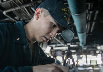USS Mitscher (DDG 57) junior officer plots MOBOARD in ship bridge