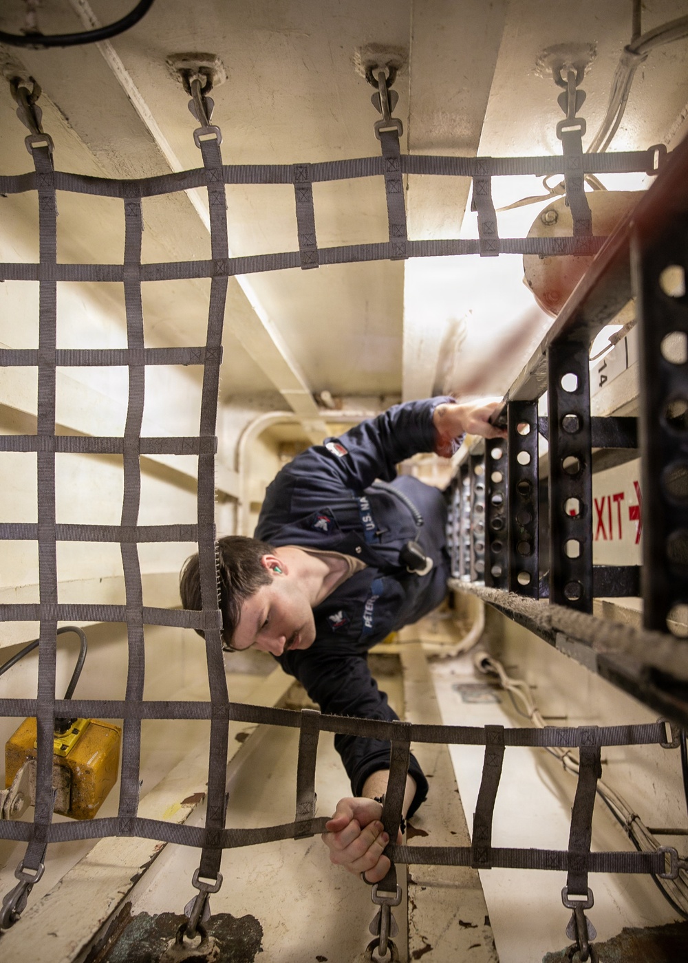 USS Mitscher (DDG 57) Sailor inspects safety net