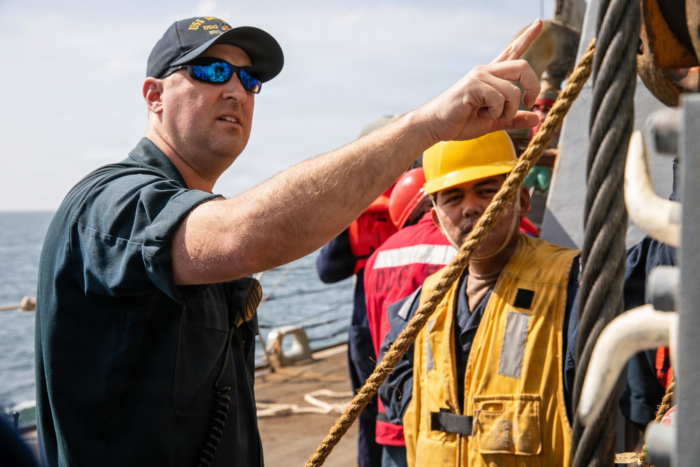 USS Mitscher (DDG 57) conducts UNREP with USNS Henry J. Kaiser (T-AO 187)