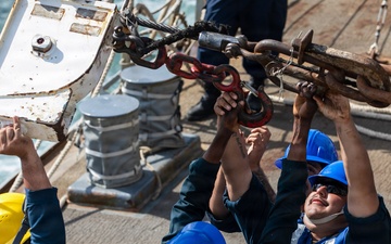USS Mitscher (DDG 57) conducts UNREP with USNS Henry J. Kaiser (T-AO 187)