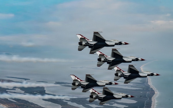 Thunderbirds, Artemis II Celebrate America 250 with Flyover