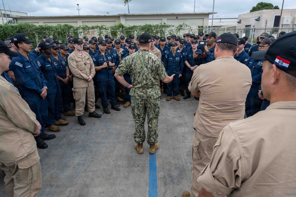 CSS7 Commodore Visits USS Missouri