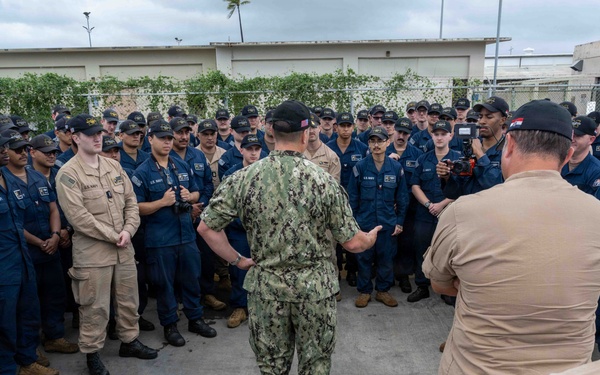 CSS7 Commodore Visits USS Missouri