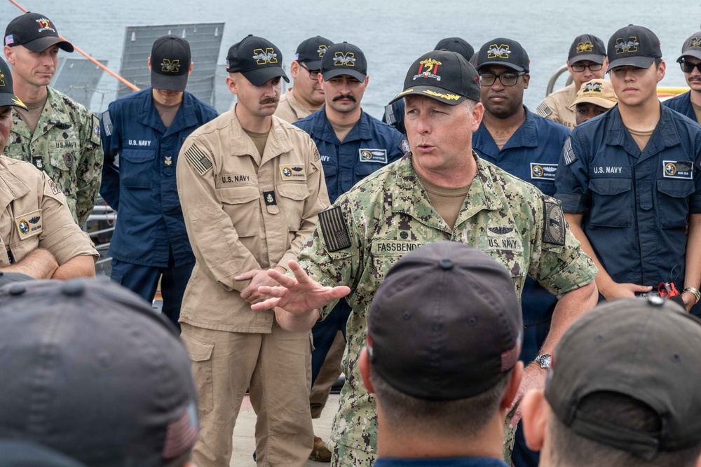 CSS7 Commodore Visits USS Missouri