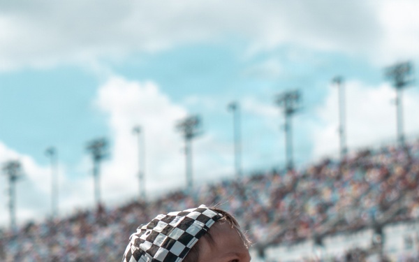 Fans React to Thunderbirds Daytona 500 Flyover