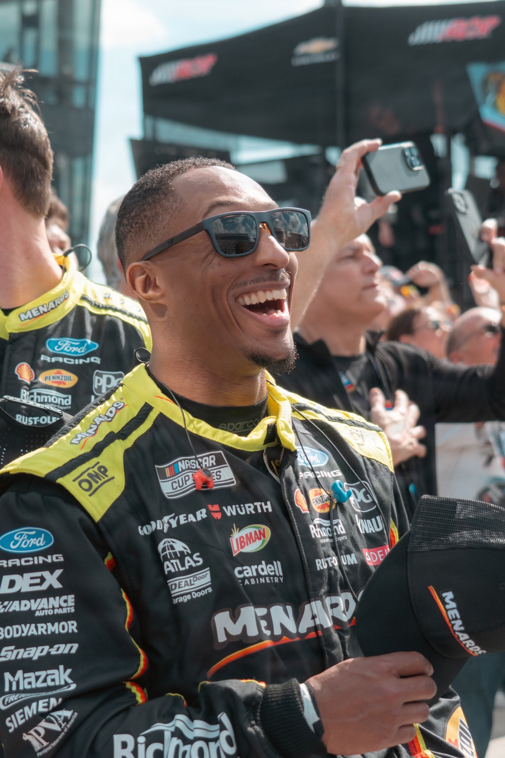 Fans React to Thunderbirds Daytona 500 Flyover