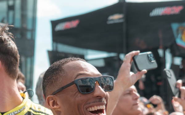 Fans React to Thunderbirds Daytona 500 Flyover