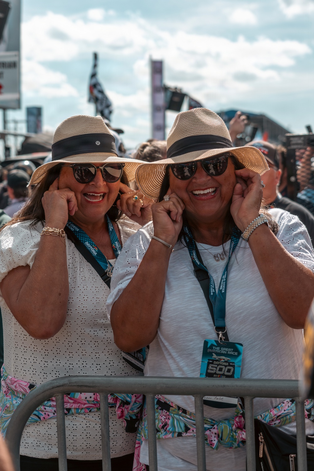 Fans React to Thunderbirds Daytona 500 Flyover