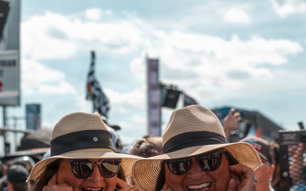 Fans React to Thunderbirds Daytona 500 Flyover