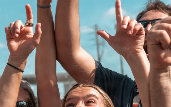 Fans React to Thunderbirds Daytona 500 Flyover