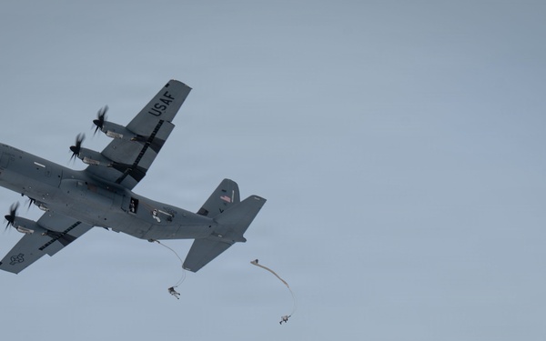 Arctic airdrop: U.S.-Canadian paratroopers train during JPMRC 26-02