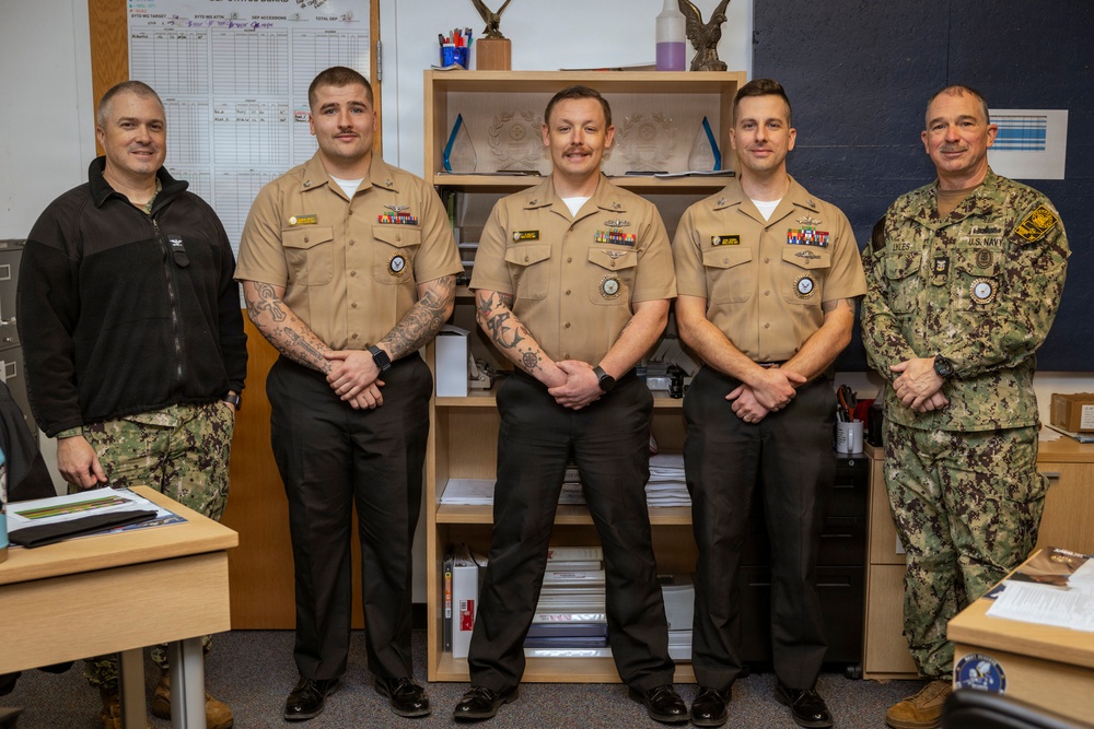 Navy Recruiting Region East commodore visits NTAG Pittsburgh