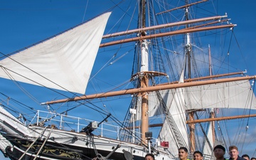 USS America (LHA 6) Sailors Conduct Sailor 360 Heritage Run