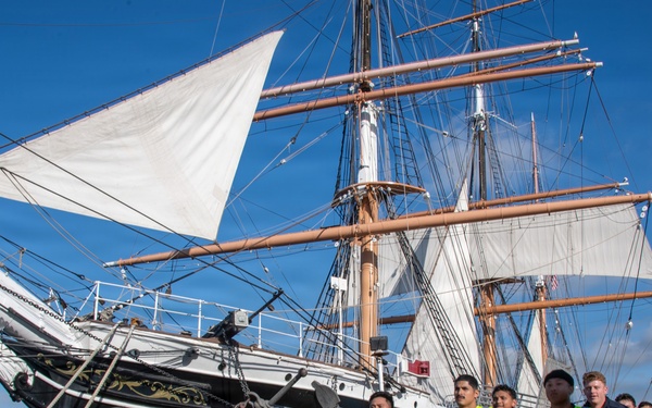 USS America (LHA 6) Sailors Conduct Sailor 360 Heritage Run