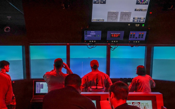 Surface Warfare Officers train in COVE Simulators