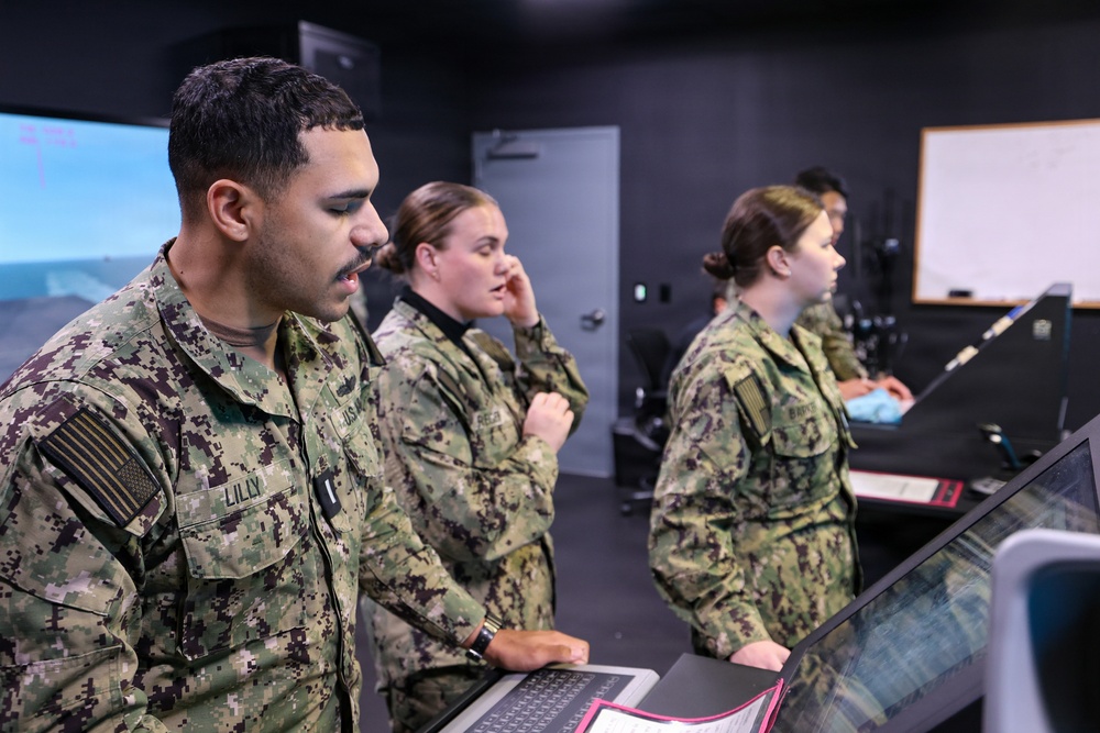 Surface Warfare Officers train in COVE Simulators