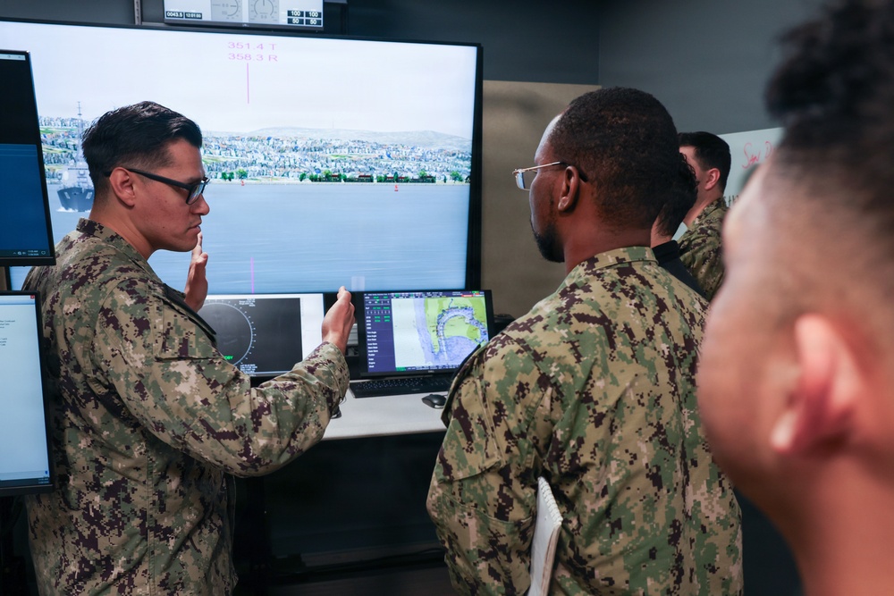 Surface Warfare Officers train in COVE Simulators