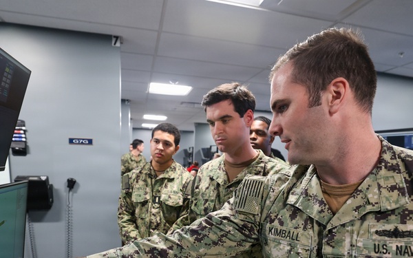 Surface Warfare Officers train in COVE Simulators